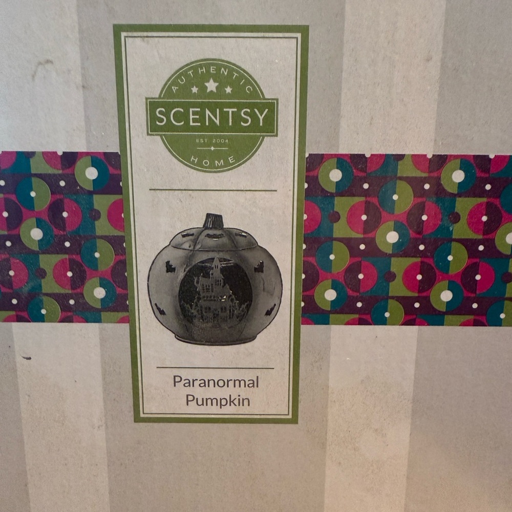 Scentsy Paranormal Pumpkin Warmer - Green and Multicolor Design